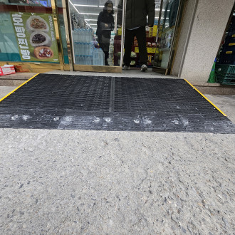 천안시 장애인종합복지관 : 경사로 발판 시공