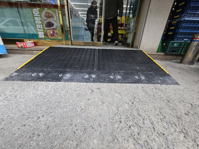 천안시 장애인종합복지관 : 경사로 발판 시공