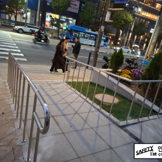 강남구 논현동 돌 경사로 설치 및 스테인리스 핸드레일 시공 사례