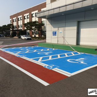 장애인 주차구역,접근로 그리고 벽부형 장애인 주차표지판 설치했습니다.﻿