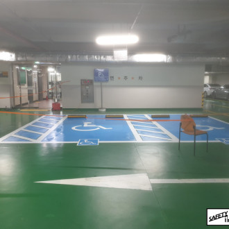 장애인 주차구역과 지주형 장애인 주차표지판