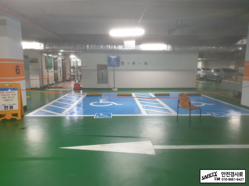 장애인 주차구역과 지주형 장애인 주차표지판