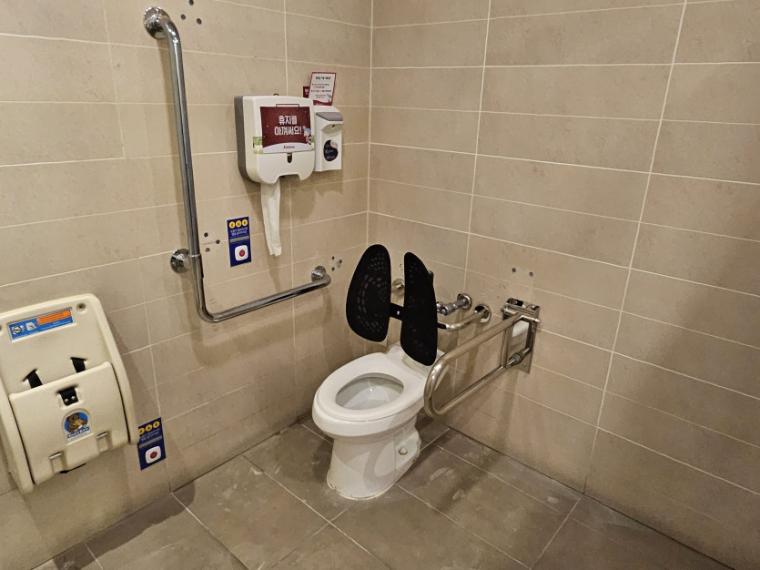 롯데월드 키자니아 장애인 화장실에 대변기 손잡이, 대변기 등받이, 유아용 거치대 설치