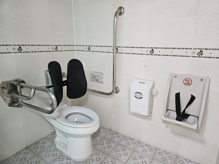 성남 화랑초등학교 장애인 화장실에 대변기 손잡이, 대변기 등받이, 유아용 거치대를 설치