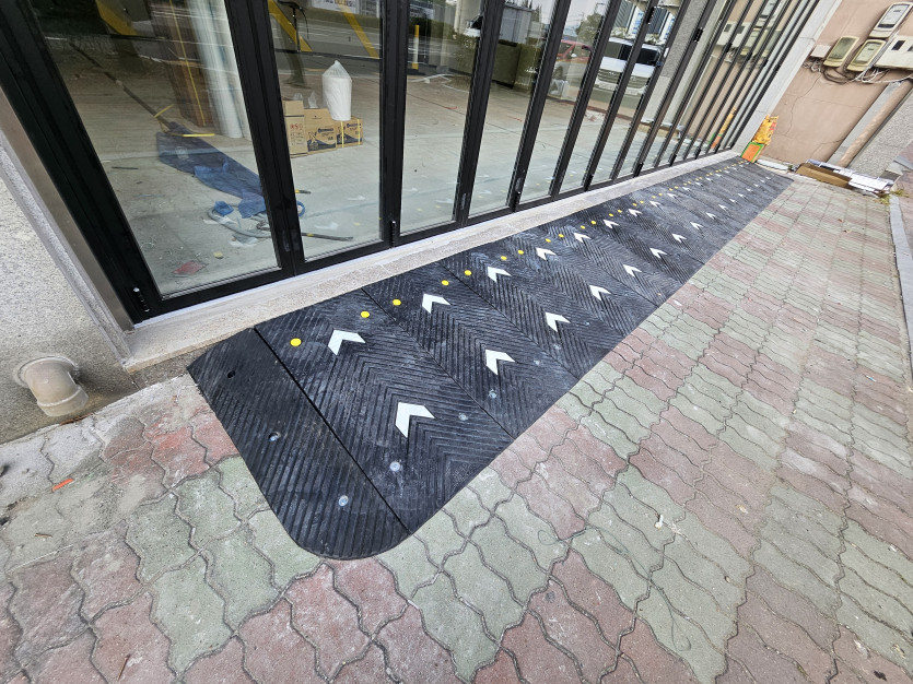 김해 카센터 폴딩도어에 고무 발판 경사로 설치