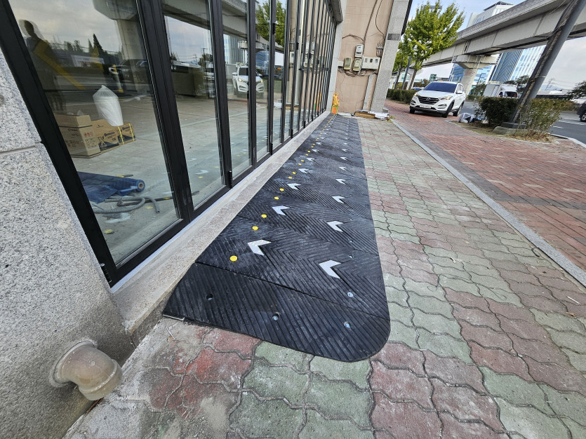 김해 카센터 폴딩도어에 고무 발판 경사로 설치