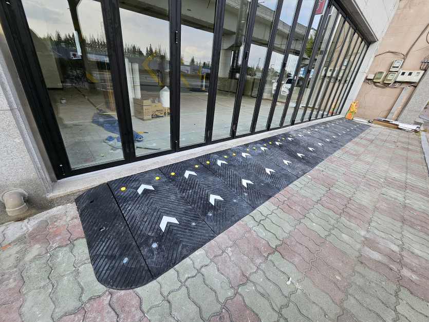 김해 카센터 폴딩도어에 고무 발판 경사로 설치