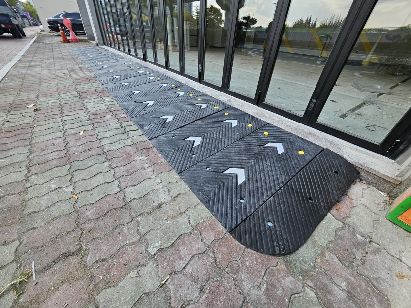 김해 카센터 폴딩도어에 고무 발판 경사로 설치