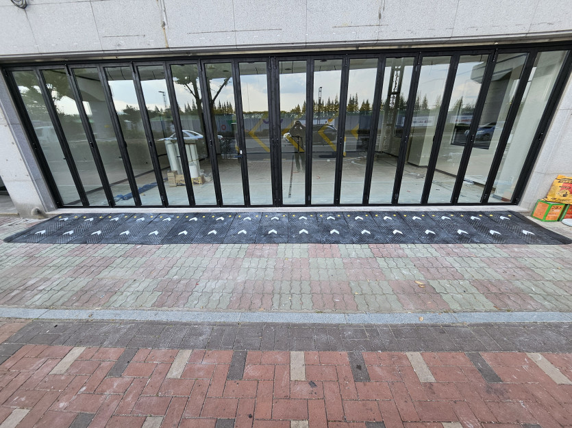 김해 카센터 폴딩도어에 고무 발판 경사로 설치