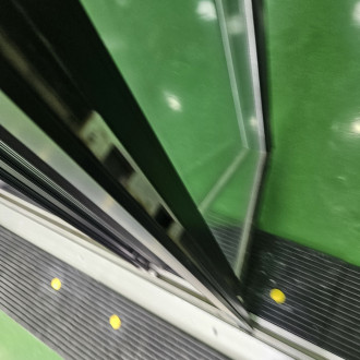 인천 서창동 렌터카 주차장 폴딩도어에 고무  발판 경사로 설치