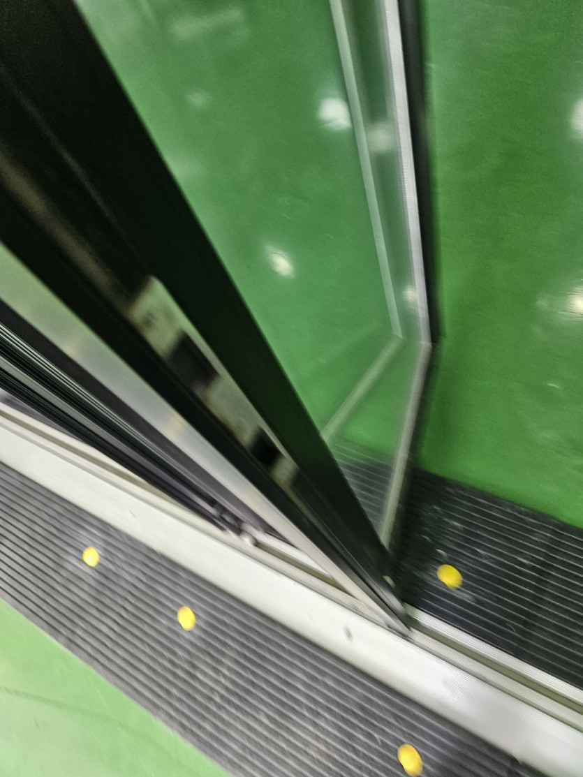 인천 서창동 렌터카 주차장 폴딩도어에 고무  발판 경사로 설치