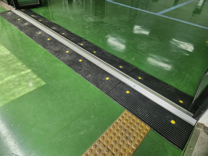 인천 서창동 렌터카 주차장 폴딩도어에 고무  발판 경사로 설치