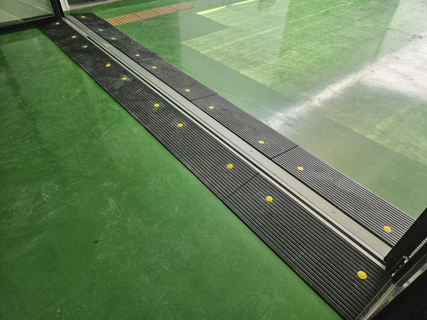 인천 서창동 렌터카 주차장 폴딩도어에 고무  발판 경사로 설치