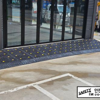 전주 자동차 전시장 차량 경사로 설치 – 고강도 PP 경사로와 고무 차량 경사로 시공 사례